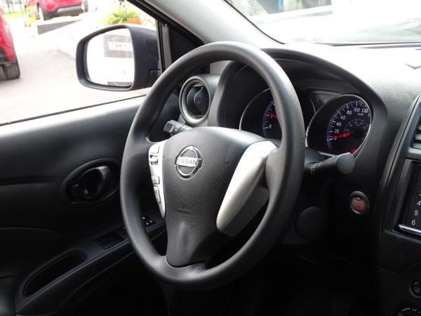 Nissan Versa V DRIVE año 2022