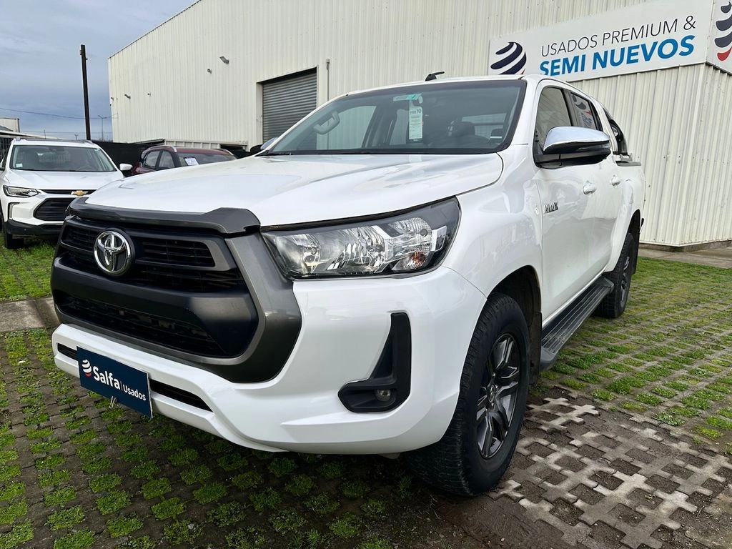 Toyota Hilux 2.4 SR 4X2 DOB. CAB. MT 4