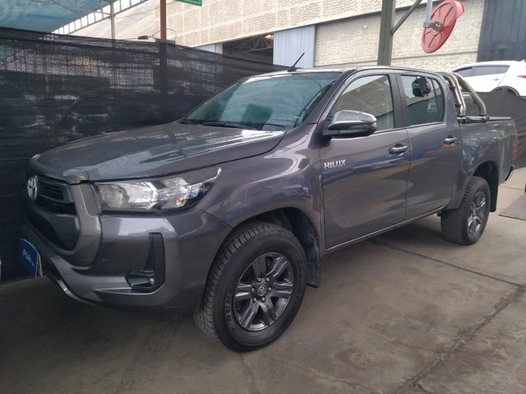Toyota Hilux 2.4 SR 4X2 DOB. CAB. MT 4
