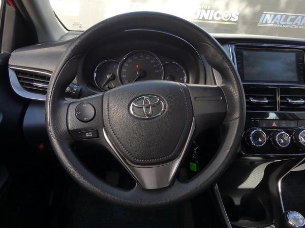 Toyota Yaris E año 2022